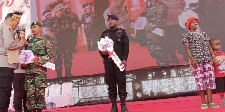 Ruth Yebra Bahagia Terima Bantuan Bedah Rumah Alumni AKABRI 1990