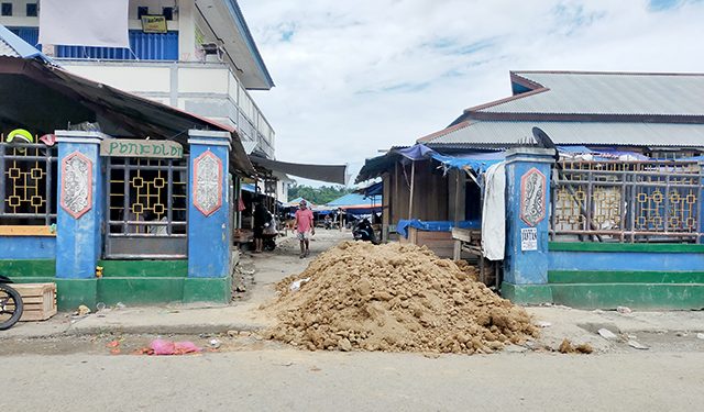Janji Tidak Kunjung Terealisasi, Pemilik Hak Ulayat Kembali Palang Jalan Masuk Pasar Wosi