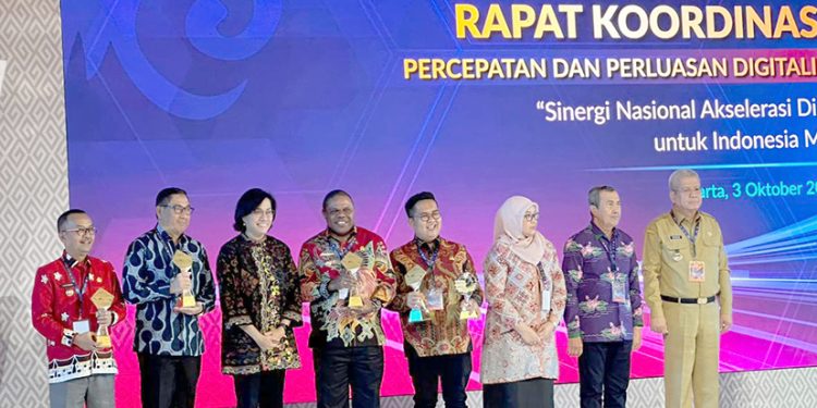 Pemkab Manokwari Terima Award TP2DD Bidang Ekonomi dan Keuangan
