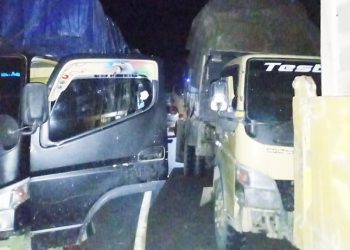 Blokade Ruas Jalan Mameh – Windesi, Puluhan Truk Memilih Putar Balik