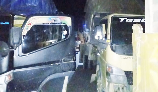 Blokade Ruas Jalan Mameh – Windesi, Puluhan Truk Memilih Putar Balik