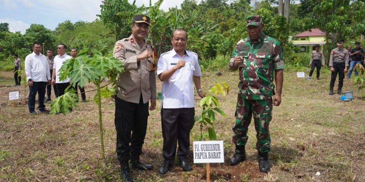 Blokade Ruas Jalan Mameh – Windesi, Puluhan Truk Memilih Putar Balik