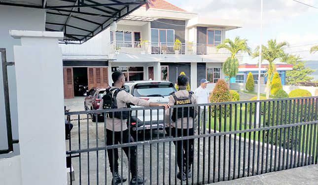 KPK Geledah Rumah Dinas Kepala BPK Papua Barat di Sowi Gunung