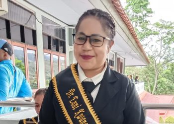 Sah Sandang Gelar Doktor, Enni  Wandoki Buktikan Perempuan Mansel Juga Bisa