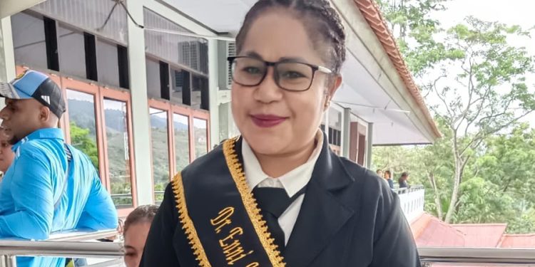 Sah Sandang Gelar Doktor, Enni  Wandoki Buktikan Perempuan Mansel Juga Bisa