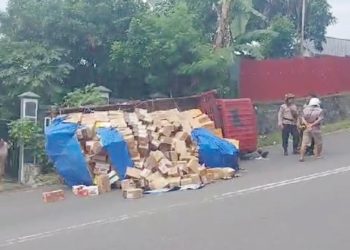 Truk Bermuatan 700 Karton Soft Drink Terbalik di Tanjakan Manggoapi