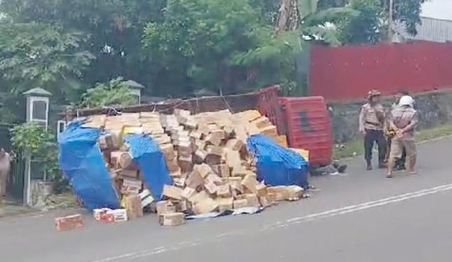 Truk Bermuatan 700 Karton Soft Drink Terbalik di Tanjakan Manggoapi