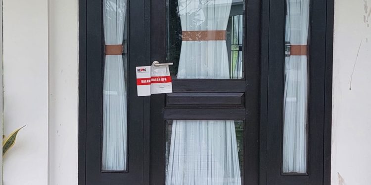 Terkena OTT KPK, Pj Bupati Sorong dan Pejabat BPKAD Sorong Diterbangkan ke Jakarta