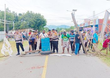 Warga Abreso Palang Jalan, Buntut Penganiayaan yang Dilakukan Oknum TNI-AD