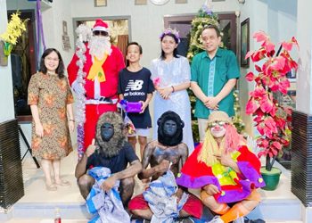 Sambut Hari Natal, Sinterklas Kunjungi Anak dan Remaja GPI Jemaat Petra Anday