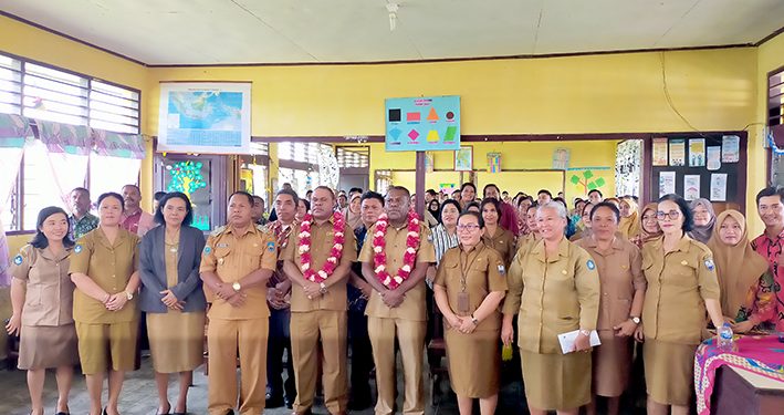 Pemkab Manokwari Salurkan Bansos Keagamaan Bagi Ratusan Tokoh Agama