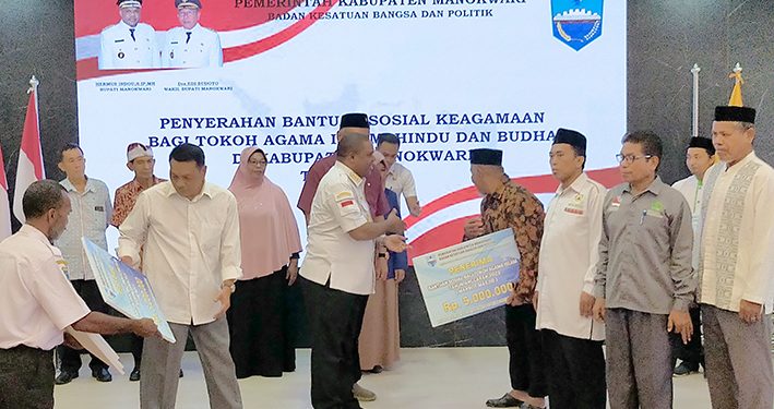 Pemkab Manokwari Salurkan Bansos Keagamaan Bagi Ratusan Tokoh Agama