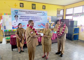 Pemkab Berikan Bantuan Dana Bagi KKG Gugus Tingkat SD se-Kabupaten Manokwari