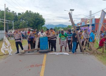 Buntut Penganiayaan Oleh Oknum TNI-AD, Warga Palang Jalan Abreso