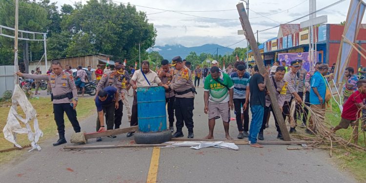 Buntut Penganiayaan Oleh Oknum TNI-AD, Warga Palang Jalan Abreso