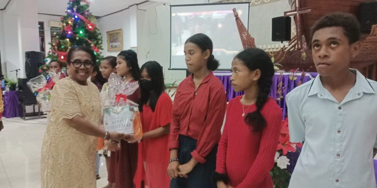 Kesederhanaan Natal SMPN 2 Manokwari, Pondajar: Mengajarkan Anak-anak Berbagi Damai Sejahtera & Sukacita