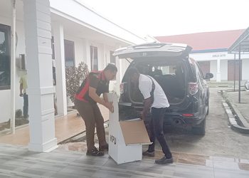 Kejari Teluk Bintuni Amankan 13 Koli Dokumen Hasil Penggeledahan di Kantor KPU