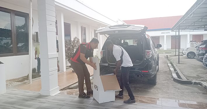 Kejari Teluk Bintuni Amankan 13 Koli Dokumen Hasil Penggeledahan di Kantor KPU
