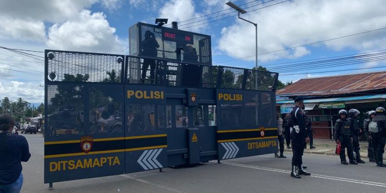 Memperingati Hari HAM, Pengunjuk Rasa dan Polisi ‘Bentrok’ di Amban
