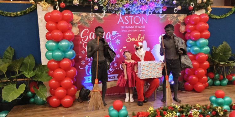 Awali Perayaan Natal 2023, Santa Claus Berbagi di Aston Niu Manokwari