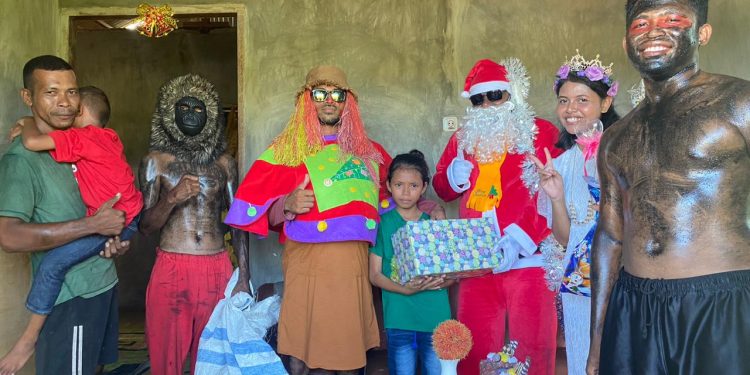 Sambut Hari Natal, Sinterklas Kunjungi Anak dan Remaja GPI Jemaat Petra Anday