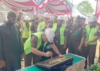 Dr. Harli Siregar Meletakkan Batu Pertama Pembangunan Kantor Kejati Papua Barat