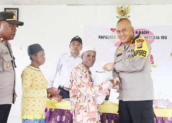 Kapolres Teluk Bintuni Berikan Bantuan Sembako Kepada Masyarakat Distrik Tomu