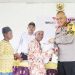 Kapolres Teluk Bintuni Berikan Bantuan Sembako Kepada Masyarakat Distrik Tomu