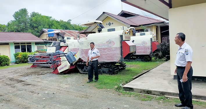 Manokwari Dapat Bantuan 3 Unit Mesin Panen Padi Combine Harvester