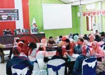 KPU Teluk Bintuni Libatkan Puluhan IRT Melakukan Sortir dan Lipat Surat Suara 