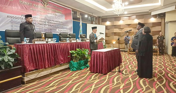 Luxen Thesia Dilantik Jadi Anggota DPR Papua Barat