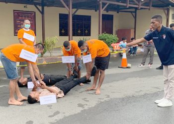 5 Tersangka Peragakan 30 Adegan Dalam Rekonstruksi Pembunuhan di Distrik Masni
