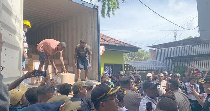 KPU Manokwari Menerima Logistik Surat Suara Presiden, Wapres dan DPD RI