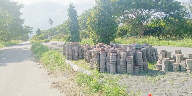 Proyek Paving Blok Jalan Bypass Tak Kunjung Selesai