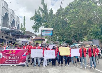 Solidaritas Mahasiswa Hukum se-Manokwari Berunjuk Rasa di Depan Bawaslu Papua Barat