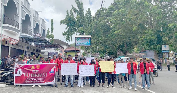 Solidaritas Mahasiswa Hukum se-Manokwari Berunjuk Rasa di Depan Bawaslu Papua Barat
