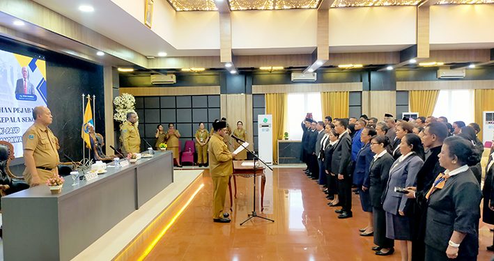 Bupati Melantik Kepala SMA/SMK-TK/PAUD di Manokwari