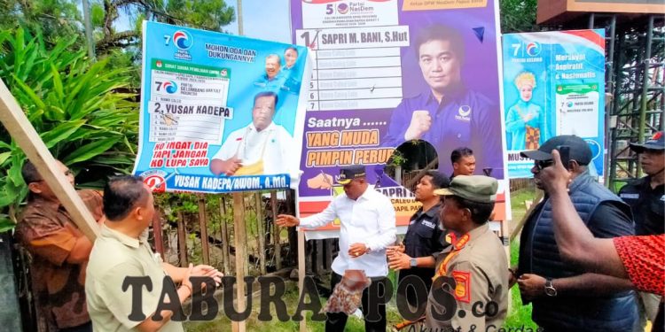 Bupati Pimpin Pembongkaran APK di Wilayah Kota Manokwari