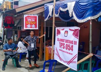 Warga Tampak Antusias Mencoblos di TPS 54, Kampung Bugis