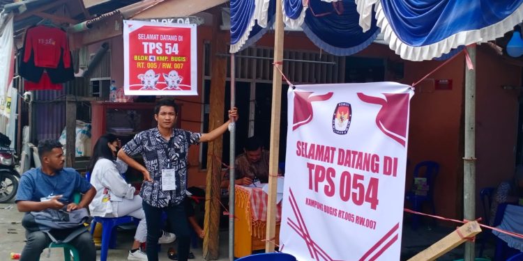 Warga Tampak Antusias Mencoblos di TPS 54, Kampung Bugis