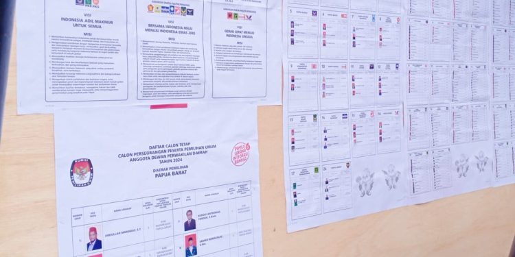 Warga Tampak Antusias Mencoblos di TPS 54, Kampung Bugis