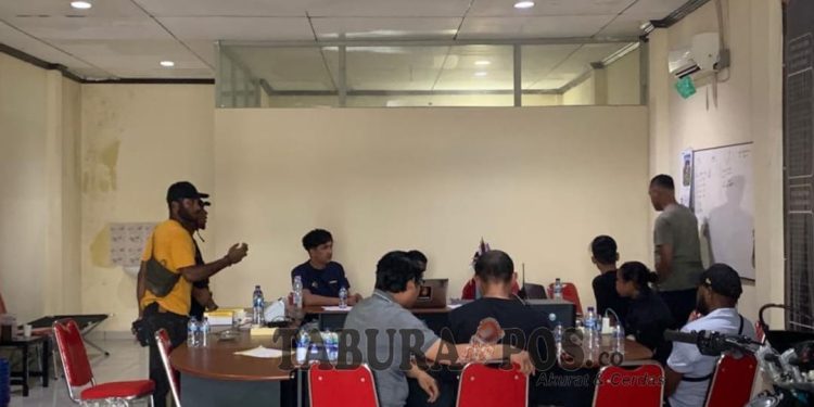 Dua Orang Warga Dari TPS 17 Mantim dan 18 Amban Diperiksa di Kantor Gakumdu