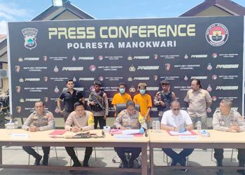 Warga Serahkan Dua Pucuk Senpi Rakitan