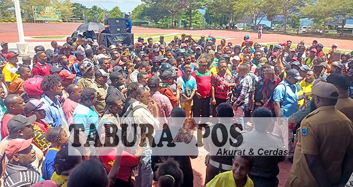 Puluhan Kontraktor Asli Papua Unjuk Rasa di Kantor Gubernur Papua Barat