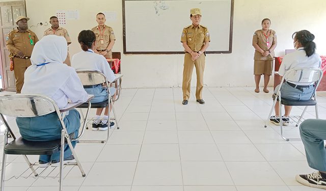 Wakil Bupati Pantau Pelaksanaan UAS di SMA Negeri 1 Ransiki Sekaligus Beri Semangat