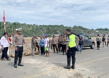 Warga Blokade Ruas Jalan Menuju Bandara Rendani