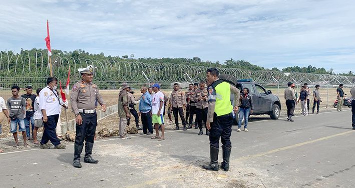 Warga Blokade Ruas Jalan Menuju Bandara Rendani