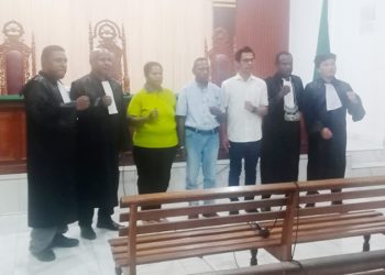 Lazarus Malagam Meminang Suprapto dengan Adat Moi
