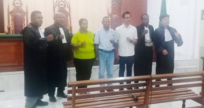 Lazarus Malagam Meminang Suprapto dengan Adat Moi