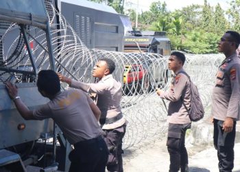 Amankan Pleno, Polisi Pasang Kawat Duri di Depan Kantor KPU Manokwari